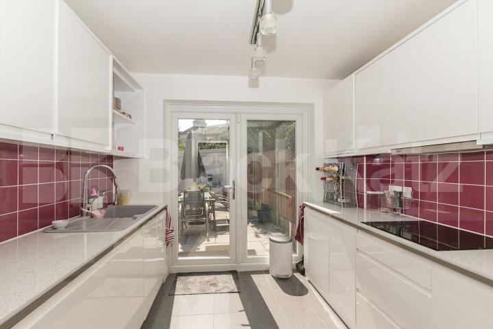 Stunning ground floor 2 bedroom property to rent with driveway for 2 cars Uplands Park Road, Enfield 